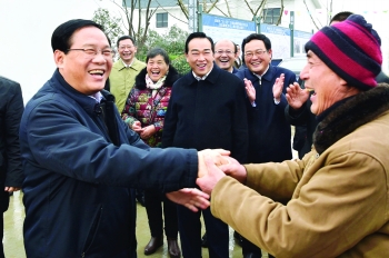 2月3日，春節后上班第一天，省委書記李強來我市基層走訪調研，看望鹽城“6.23”特大龍卷風冰雹災害受災群眾。.jpg